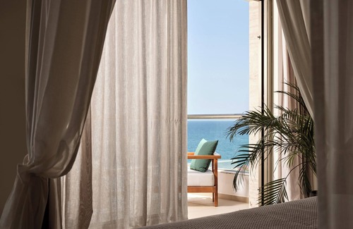 Lavris Hotel | The Royal Blue