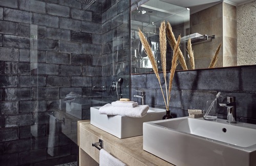 Lavris Hotel | The Royal Blue