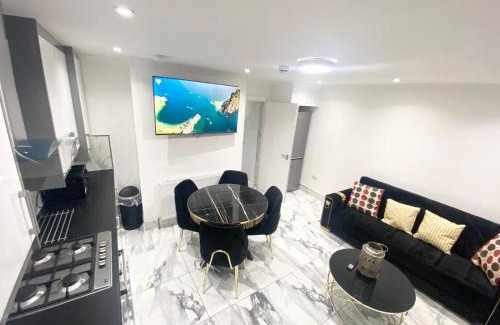 Townfield House | THE ROYAL BOUTIQUE MAYFAIR LODGE bY LONDON , SLEEP 8