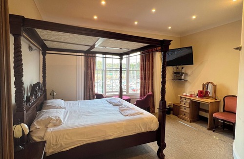 Hele Hotel | The Royal Britannia