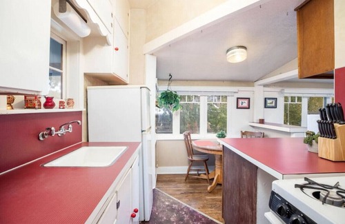 Lower Avenues Apartment | The Ruby Suite - Charming Historic Avenues`s Apt