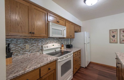 Baileys Harbor Condo | The Rushes: Elegant 2BR Condo with Lake View, Indoor Pool, & Hot Tub