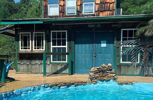 Wildwood Cabin | THE RUSTIC WATERING HOLE" 20 min to Chattanooga