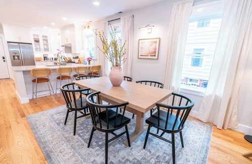 Prospect Hill House | The Ryan House: Large, Newly Renovated! Close to Yale & Downtown!