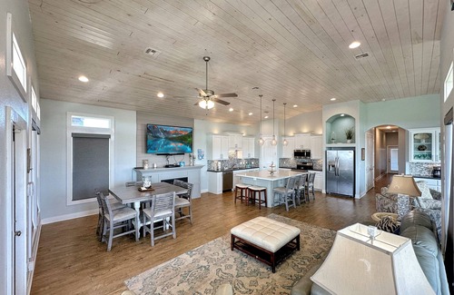 Crystal Beach House | The Salty Mermaid - a 3 bedroom, 2 bath home that sleeps 8.