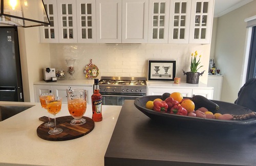 Tootgarook House | The Sanctuary Escape- sleeps 12 - four mins from hot spa, wineries, beach