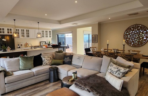 Tootgarook House | The Sanctuary Escape- sleeps 12 - four mins from hot spa, wineries, beach