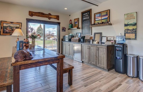 Sisters Apartment | “The Sasquatch Suite” - Sisters Bunkhouse DOWNTOWN