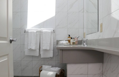 Newport East Hotel | The Sea Breeze Inn