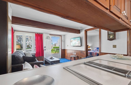 Hampton Cottage | The Sea Sharp - Hampton Beach - 4 min walk to North Beach - Free Parking!