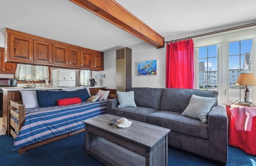 Hampton Cottage | The Sea Sharp - Hampton Beach - 4 min walk to North Beach - Free Parking!