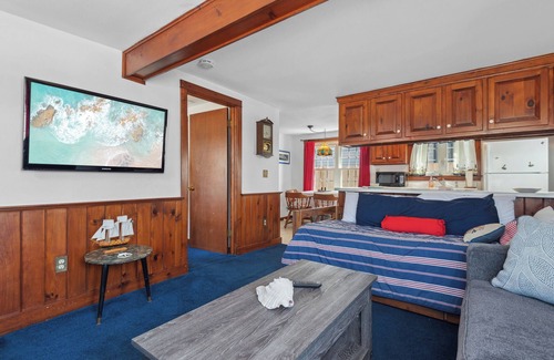 Hampton Cottage | The Sea Sharp - Hampton Beach - 4 min walk to North Beach - Free Parking!