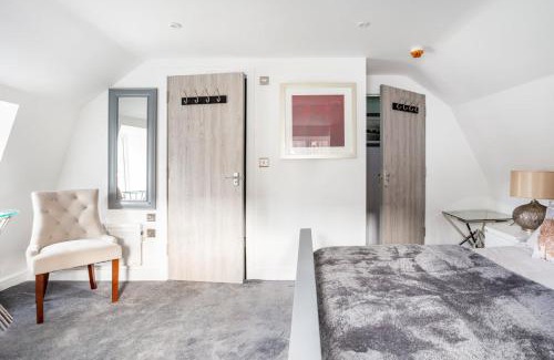Blandford Saint Mary House | The Secret, Stylish & Spacious En Suite in Blandford Forum, Dorset