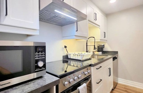 Grantham Apartment | The Serene Haven Modern 2 Queen Bed Full Apartment