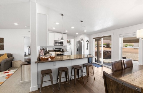 Moab South Valley Apartment | The Shack I Private Hot Tub I Trailer Parking I RV Hookups