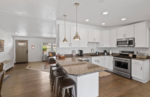 Moab South Valley Apartment | The Shack I Private Hot Tub I Trailer Parking I RV Hookups
