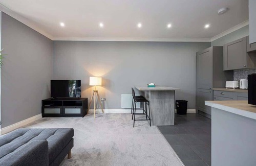 Wythenshawe Apartment | The Sharston- Free Parking - Close To Airport