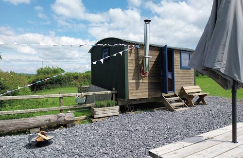 Pentrefelin House | The Shearer's Hut, Sleeps 2, Wood Burner, Fire Pit