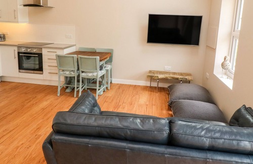Mullion Cottage | THE SHED AT GWEAL-AN-DREA, family friendly, with hot tub in Mullion