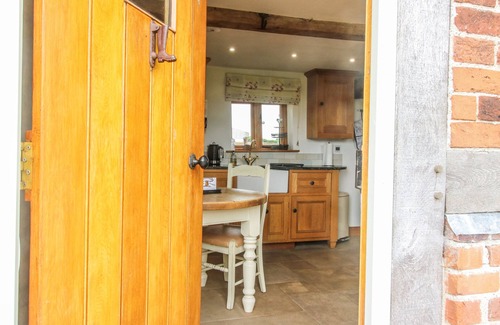 Sugnall House | THE SHOOTING FOLLY, romantic, with hot tub in Cheswardine