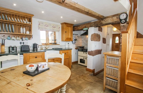 Sugnall House | THE SHOOTING FOLLY, romantic, with hot tub in Cheswardine