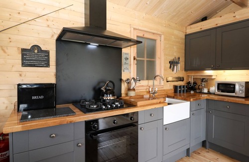 Longnor Cottage | THE SHOOTING LODGE, romantic, character holiday cottage in Longnor