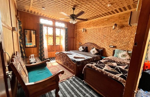 Dal Lake Boat Rental | The Showkat group of houseboats