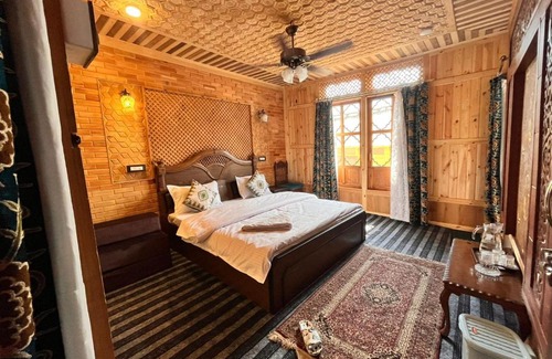 Dal Lake Boat Rental | The Showkat group of houseboats