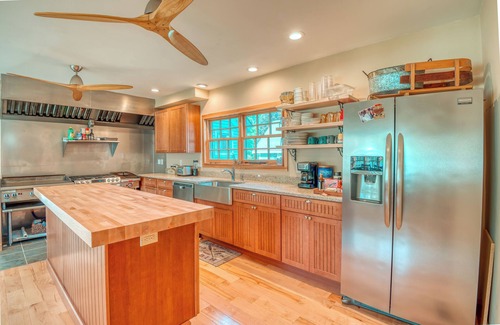 Bartlett House | The Shrine-Charming 4-bedroom house in Bartlett with AC, WiFi - 9 Beds