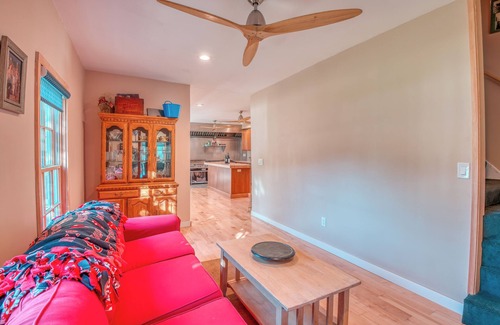 Bartlett House | The Shrine-Charming 4-bedroom house in Bartlett with AC, WiFi - 9 Beds