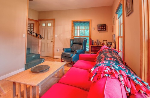 Bartlett House | The Shrine-Charming 4-bedroom house in Bartlett with AC, WiFi - 9 Beds