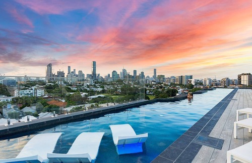 East Brisbane Apartment | The Sinclair - Luxury Brisbane Apartment near The Gabba with Rooftop Pool, 3 Bedrooms & City Views