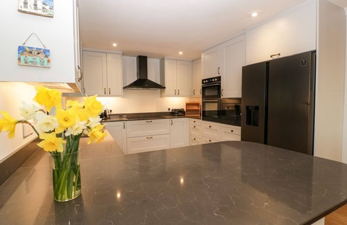 Bridport Cottage | THE SKILLING, pet friendly, with hot tub in Bridport