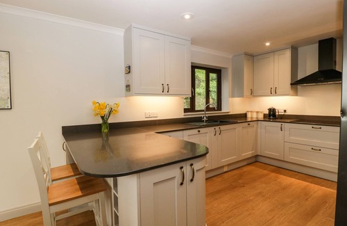Bridport Cottage | THE SKILLING, pet friendly, with hot tub in Bridport