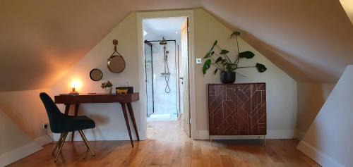 Coatbridge Bed & Breakfast | The Sleeping Dog Room at The Grumpy Schnauzer BnB Huge Room, Luxe Suite, Private Hot Tub, Breakfast, Gym, Games Room, Farm Stay, Amazing