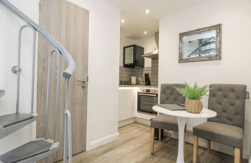 Camborne Cottage | THE SNUG, romantic, with hot tub in Camborne