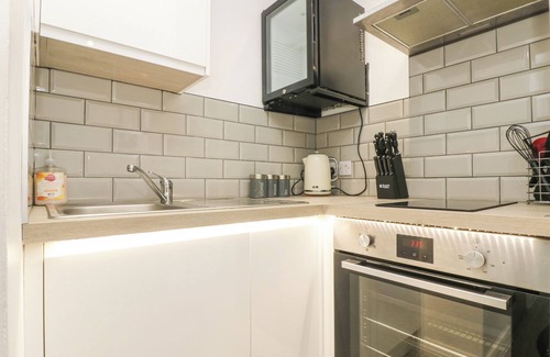 Camborne Cottage | THE SNUG, romantic, with hot tub in Camborne