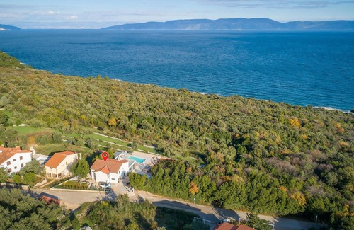 Ravni House | The special character of this vacation home with pool comes from its excellent location, offering be