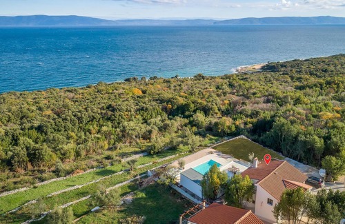 Ravni House | The special character of this vacation home with pool comes from its excellent location, offering be