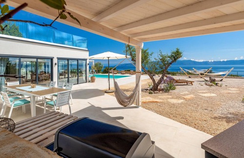 Ravni House | The special character of this vacation home with pool comes from its excellent location, offering be