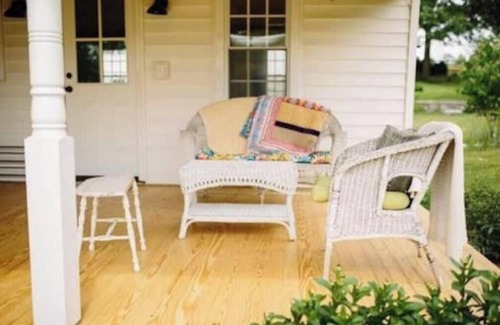 Singers Glen House | The spring house at Thistle Hollow