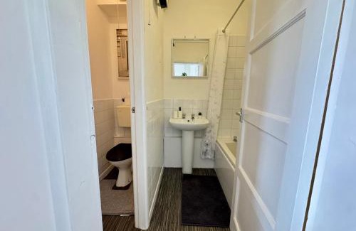 Kidderminster Apartment | THE SPRINGFIELD SUITE - ONE BEDROOM APARTMENT - KIDDERMINSTER CENTRAL - SLEEPS 3 GUESTS - PARKING INCLUDED - WEST MIDLANDS SAFARI PARK LOCATIOn
