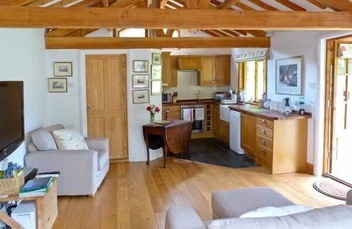 Ryde Cottage | THE SPRINGS, luxury holiday cottage, with pool in Ryde