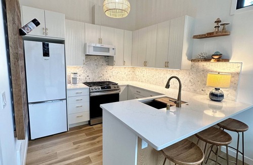 Mendenhall Valley House | The Sprout - gas fire-pit, grilling staton, hot tub, close to shops & hiking