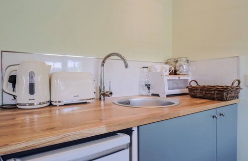 Askerswell Cottage | THE SPYWAY INN, romantic, with a garden in Bridport