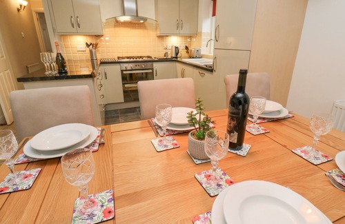 Wadsworth Cottage | THE SQUIRRELS, family friendly, with a garden in Hebden Bridge