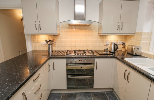 Wadsworth Cottage | THE SQUIRRELS, family friendly, with a garden in Hebden Bridge