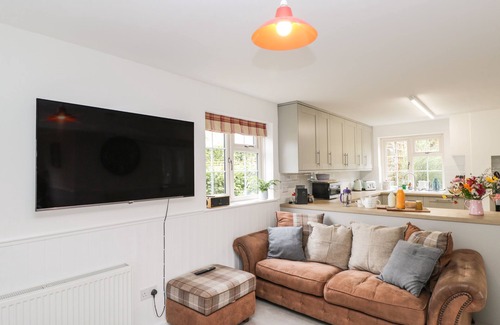 Sherborne Cottage | THE STABLE HOUSE, pet friendly, with hot tub in Sherborne