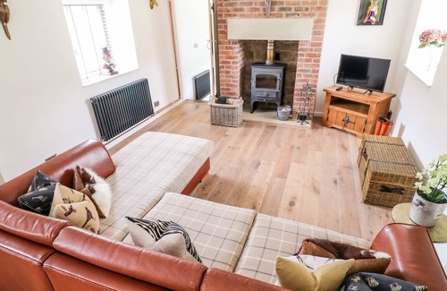 Beeley Cottage | THE STABLES, family friendly, with hot tub in Rowsley
