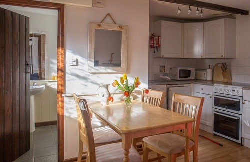 Hartland Cottage | The Stables, shared hot tub and sauna